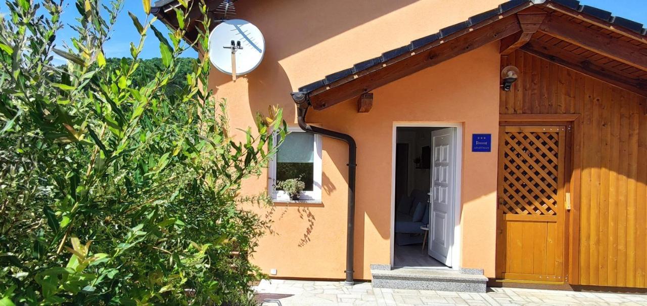 Apartman Urban Nature Otočac Buitenkant foto