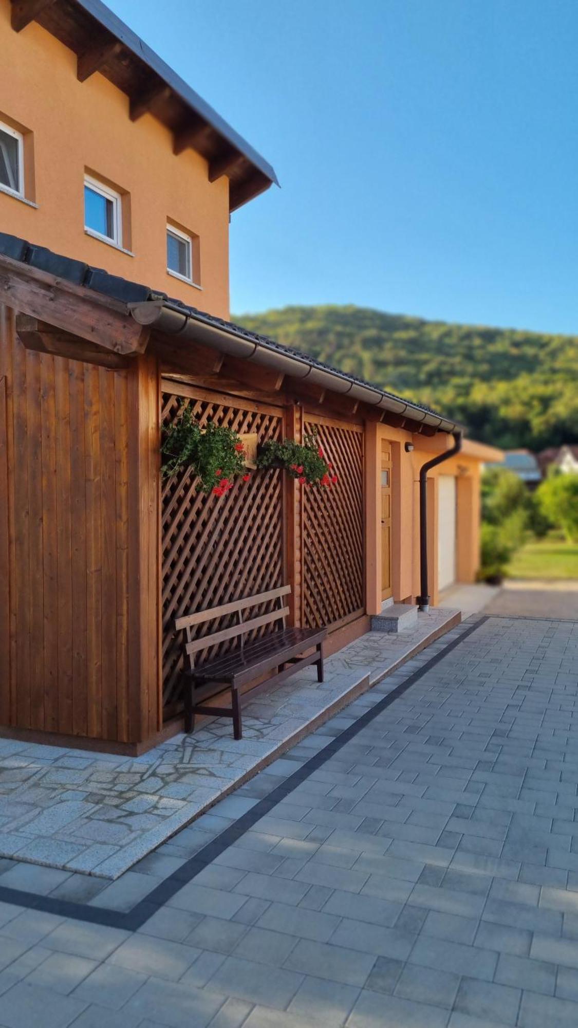 Apartman Urban Nature Otočac Buitenkant foto